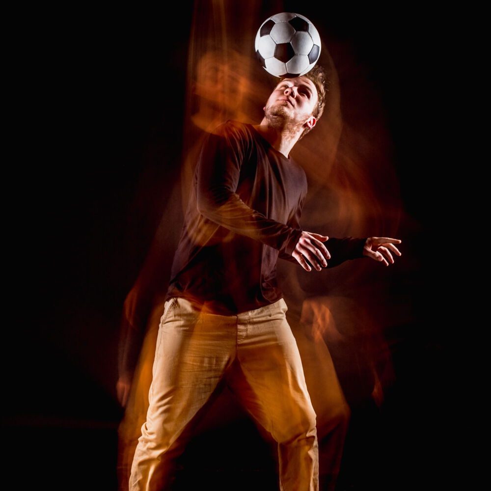 Fußballspieler beim Kopfball-Freestyle